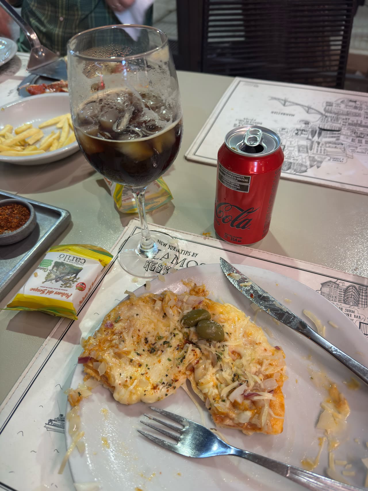 Fugazzeta pizza and drinks on a table